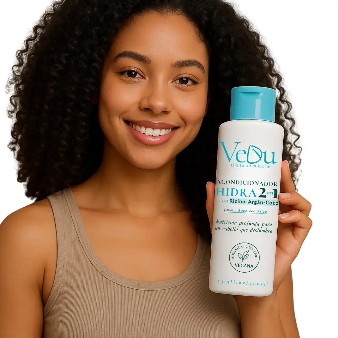 Mujer con cabello rizado sosteniendo el acondicionador VeDu Hidra 2 en 1 para cabello seco y con frizz.